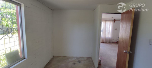 Casa En Venta De 2 D, 1 B, Amplio Patio, En Villa Alegre