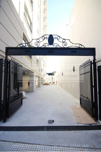 Excelente Cochera Cubierta En Planta Baja Sobre Av. Maipu - Venta - Olivos