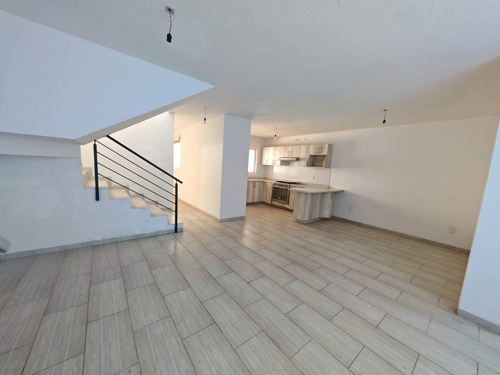 Fracc. Vista Azul A Unos Pasos De Tec Milenio Cerca Del Libram.surpte Casa En Esquina De 4 Recamaras Con Closets Y Estudio En Pb, Espacios Amplio E Iluminados