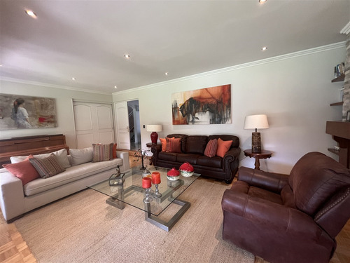 Casa En Venta De 7 Dorm, 2 Suite ,4 B ,en Lo Barnechea