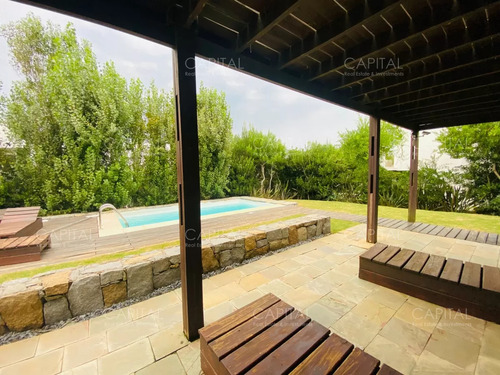 Casa De Seis Dormitorios En Venta En El Chorro, Manantiales