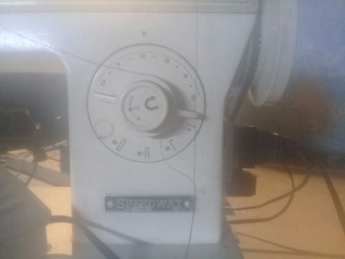Imagen 1 de 5 de Maquina De Coser Casera