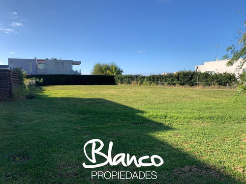 Imagen 3 de 8 de Oportunidad! Muy Lindo Lote De 806 Metros En El Barrio El Cantón - Norte