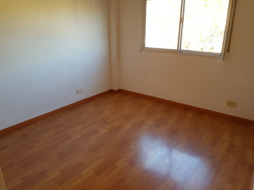 Departamento 2 Amb Al Frente Con Balcon