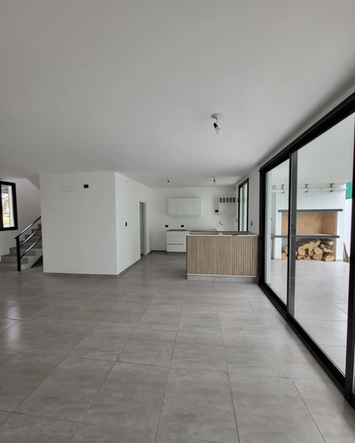 Imagen 2 de 21 de Duplex En Venta De 3 Dormitorios, Galeria Cubierta Con Asador, Cochera Doble