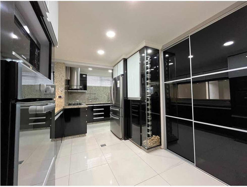 Lujoso. Venta. Apartamento. Caurimare