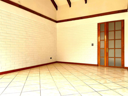 Casa En Venta De 4 Dorm. Portal De La Viña, Peñalolén