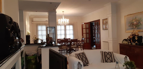 Casa En Venta De 4 Dormitorios En Barrio San Salvador. Excelente Construcción.