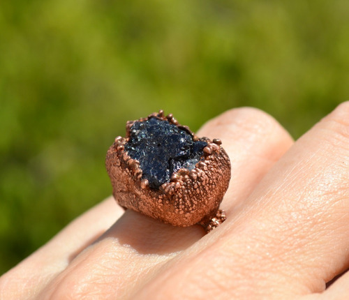 Imagen 6 de 9 de Anillo Texturado Con Piedra Natural Turmalina Negra Y Cobre