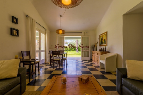 Venta De Casa En Playa Mansa, 3 Dormitorios- Ref: 19080