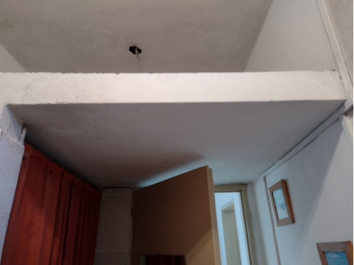 Casa Con Garaje Descubierto, Amplio Frente, Fondo Con Árboles Frutales Y Quincho