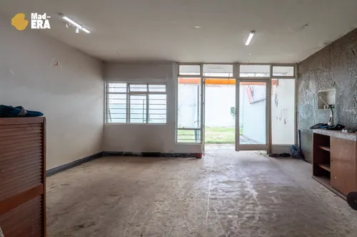 Casa De 4 Recamaras Con Uso De Suelo Comercial Y Jardín Junto Al Centro Médico La Raza