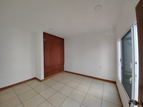 Casa En Venta De 2 Niveles En Col. Empleado Postal Con Alberca Apta A Créditos