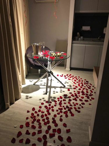 Imagen 5 de 6 de Decoración De Habitación - Noche Romántica - Pétalos Y Velas