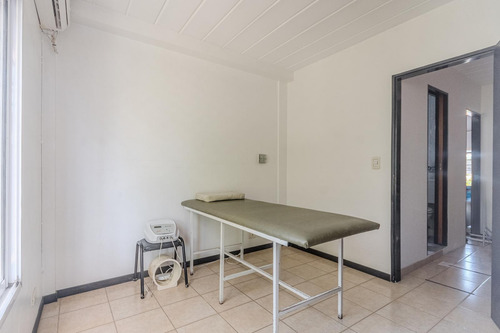 Casa Triplex Con Cochera Y Patio En Venta En Muñiz