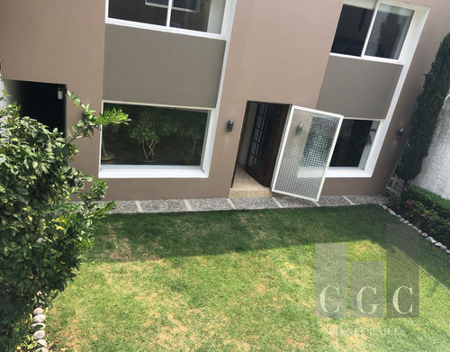Espaciosa Casa En Venta En Fraccionamiento Cerrado, Frente Al Parque