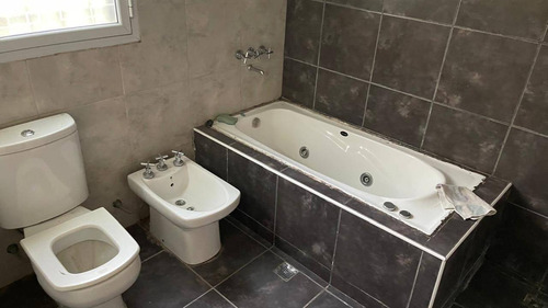 Unquillo , Venta ,hermosa Casa Dos Dormitorios , Cochera Y Piscina