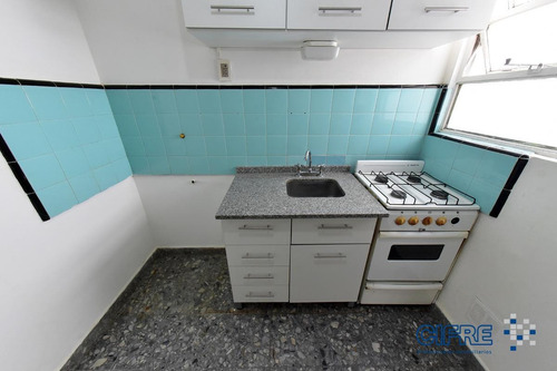 Departamento De 2 Ambientes, Lateral, Segundo Piso Por Escalera.