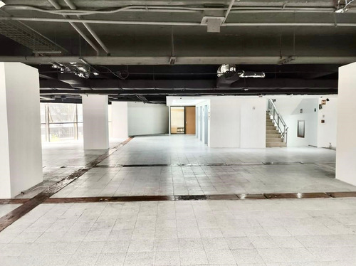 Polanco, 708m2, Amplios Espacios Abiertos, Muy Iluminada, Sala De Juntas, 3 Privados, 6 Estacionamientos, Vigilancia 24 Horas, 3 Elevadores. Excelente Ubicación. El Precio Es Más El Mantenimiento