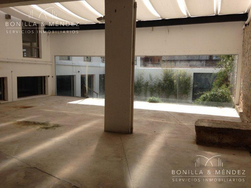 Local De Grandes Dimensiones, 1200 M2, A Pasos De Calle 20