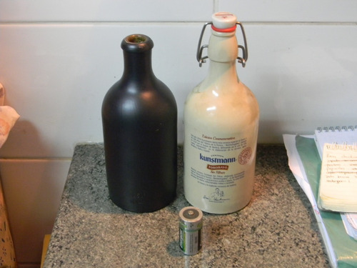Imagen 2 de 3 de 2 Botellas Ceramica Cerveza Kunstmann Conmemorativa Y Otra