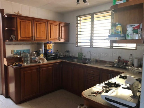 D.a Amplio Townhouse Con Anexo, Condominio Pequeño, Hermosa Piscina, Planta Total 100%, Agua Constante, Urb. Altos De Guataparo, Valencia Carabobo 22-14061