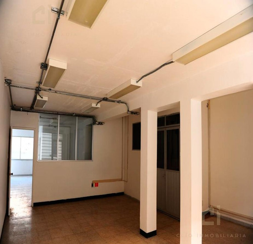 Oficinas En Renta En El Segundo Piso De Un Edificio, Ubicado Sobre La Avenida Independencia, Tiene Entrada Independiente