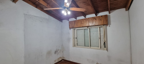 En Venta En Caseros Casa Sobre Lote Propio De 4 Ambientes 2 Baños En Dos Plantas Con Amplio Lote De Terreno F: 9591