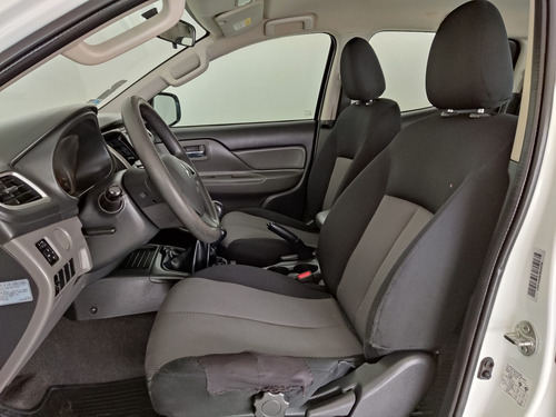 Imagen 6 de 15 de Mitsubishi L200 Pick-up Dob Cab Diesel 4x4 Mt 2019