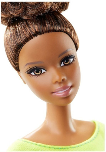 Imagem 5 de 7 de Barbie Articulada To Move Top Amarelo Morena Ms Sj