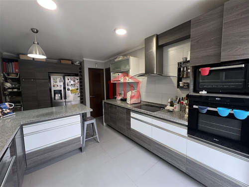 Linda Casa Moderna En Excelente Estado En Lomas De Montemar.