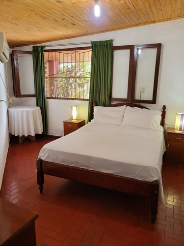 Imagen 3 de 18 de Alquiler De Casa Por Dia Con Piscina Y Quincho (uso Exclusivo). Ubicada En La Ciudad De Las Cataratas Del Iguazú, Puerto Iguazú, Misiones. Zona Céntrica
