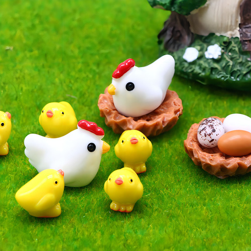 Pollos en miniatura y huevos de gallina para manualidades con té