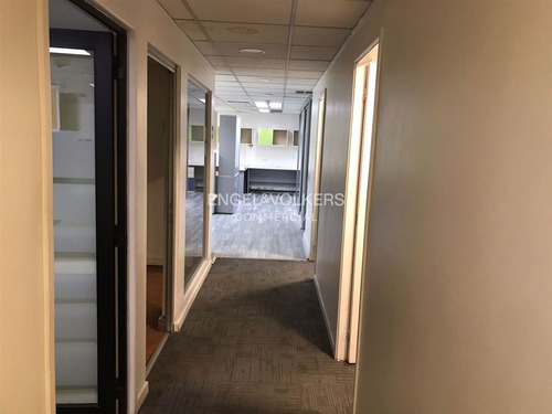 Arriendo Amplisima Oficina Amoblada En Edificio Boutique