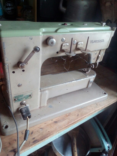 Antigua Maquina De Coser Turissa Funcionando Uso O Coleccion (Usado)