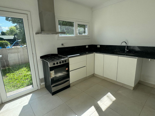 Departamento En Venta De Dos Dormitorios Con Patio Verde. En Inmejorable Ubicación En El Centro De Tandil!!