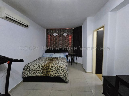 Amplio Apartamento Amoblado En Venta, Urb. Los Caobos, Maracay, Planta Electrica Y Pozo, 25-15272 Mv