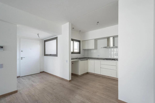 Departamento En Villa Urquiza, Ubicado En Una Amplia Zona Comercial Y Gastronómica.