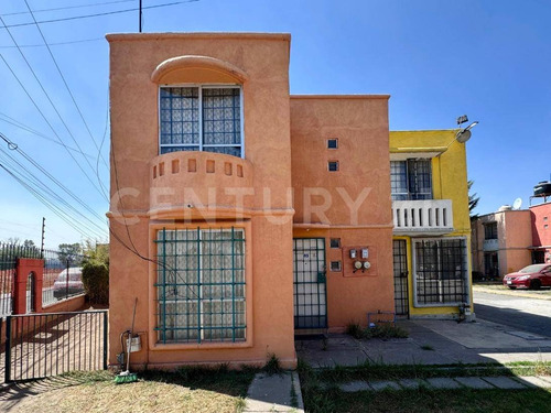 Casa En Privada Con Portón Eléctrico En Hacienda Cuautitlán