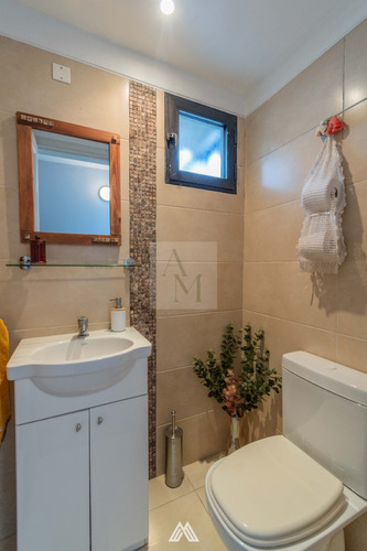 Venta De Casas De Altos En Malvin A Metros Del Mar, Cochera