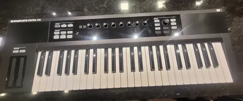 Native Instruments Komplete Kontrol S49 (controlador Midi