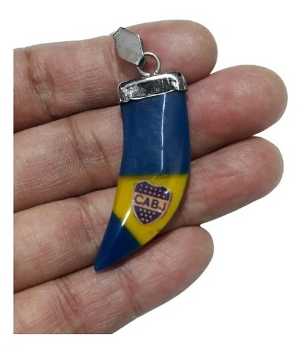Imagen 2 de 6 de Dije Colgante Boca Juniors Colmillo Acrílico/metal 4x1.5cm.