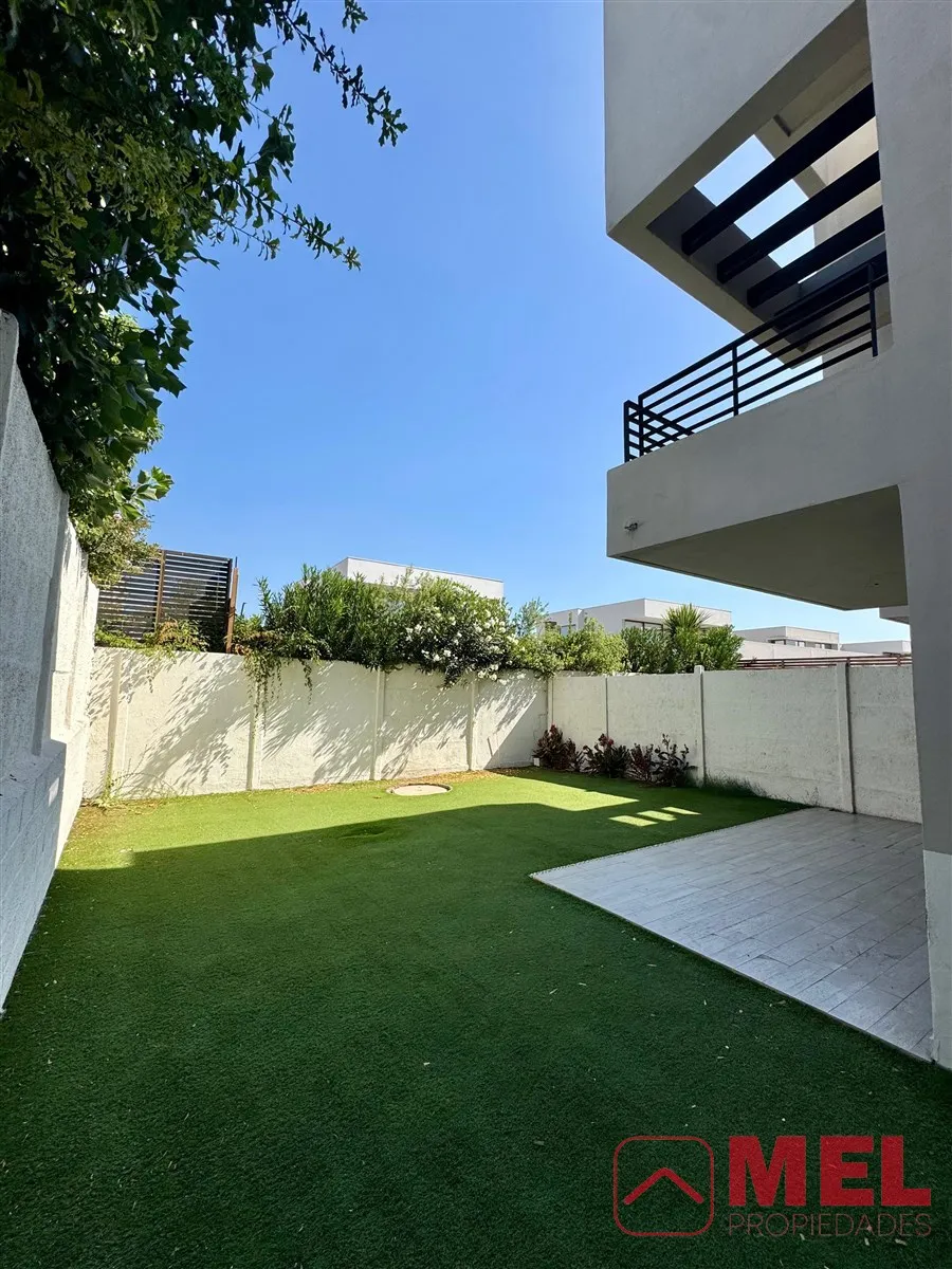 Imagen 2 de 29 de Casa Estilo Townhouse En Venta De 3 Dorm. En Colina