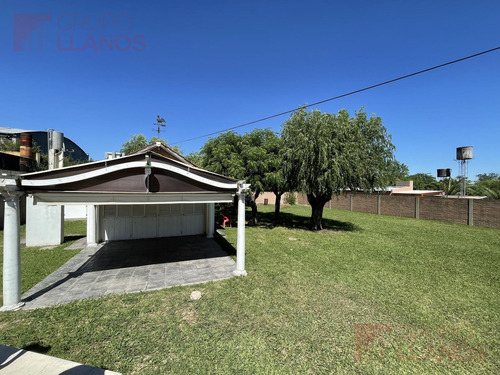 Venta De Casa Quinta En Barrio Lanusse Con 3 Terrenos
