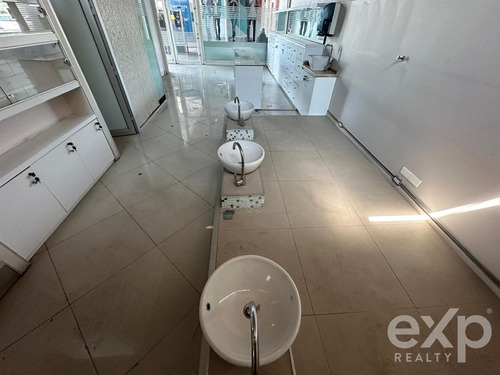 Arriendo Local Comercial Con Alto Trafico En Avda La Dehesa