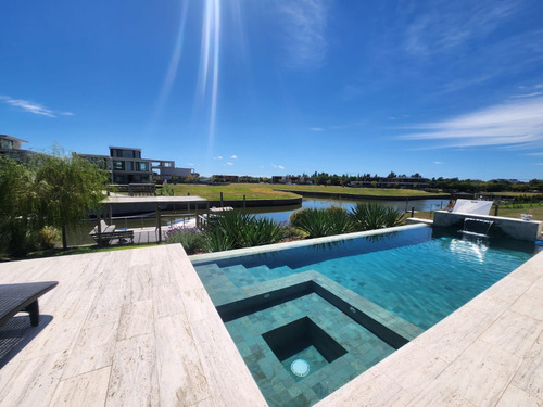 Espectacular Casa Con Salida Al Rio, En El Barrio Yacht En Nordelta
