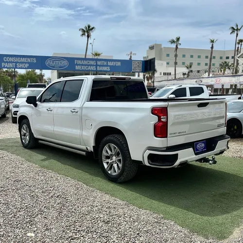 Chevrolet Cheyenne 4P Crew Cab 4x4 High Country TA