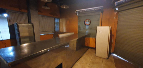 Imagen 9 de 13 de Local En Esquina Con Deposito-en Venta