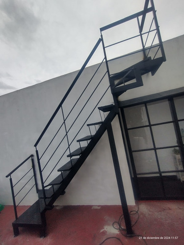 Escaleras De Hierro Y Madera