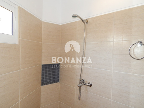 Casa En Alquiler, Piriápolis. 4 Cuadras De La Playa Y Rambla. 2 Dormitorios 2 Baños. Gran Parrillero Techado. Wifi, Aire Acondicionado, Alarma Tv Cable